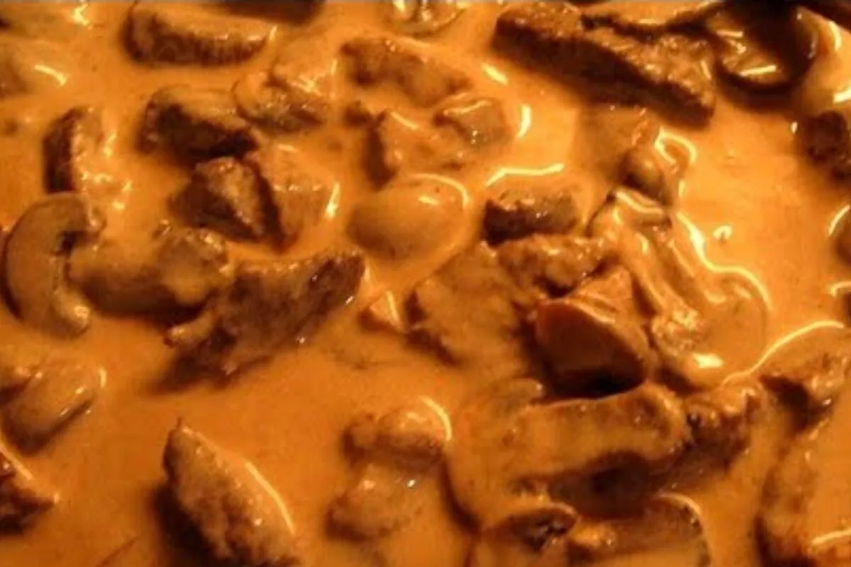 Estrogonofe de carne simples feito de um jeito prático, com