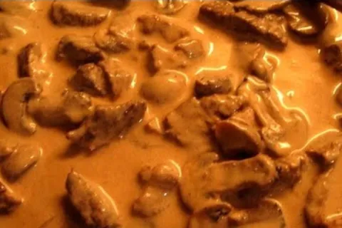 Estrogonofe de carne simples feito de um jeito prático, com 