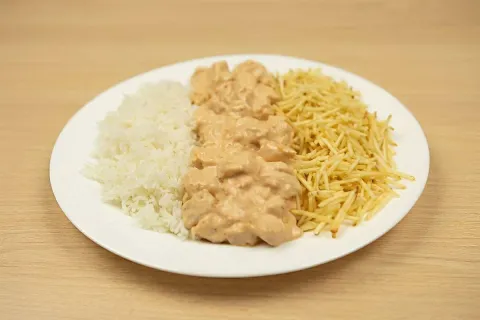 Estrogonofe de frango cremoso e saboroso o prato perfeito pa