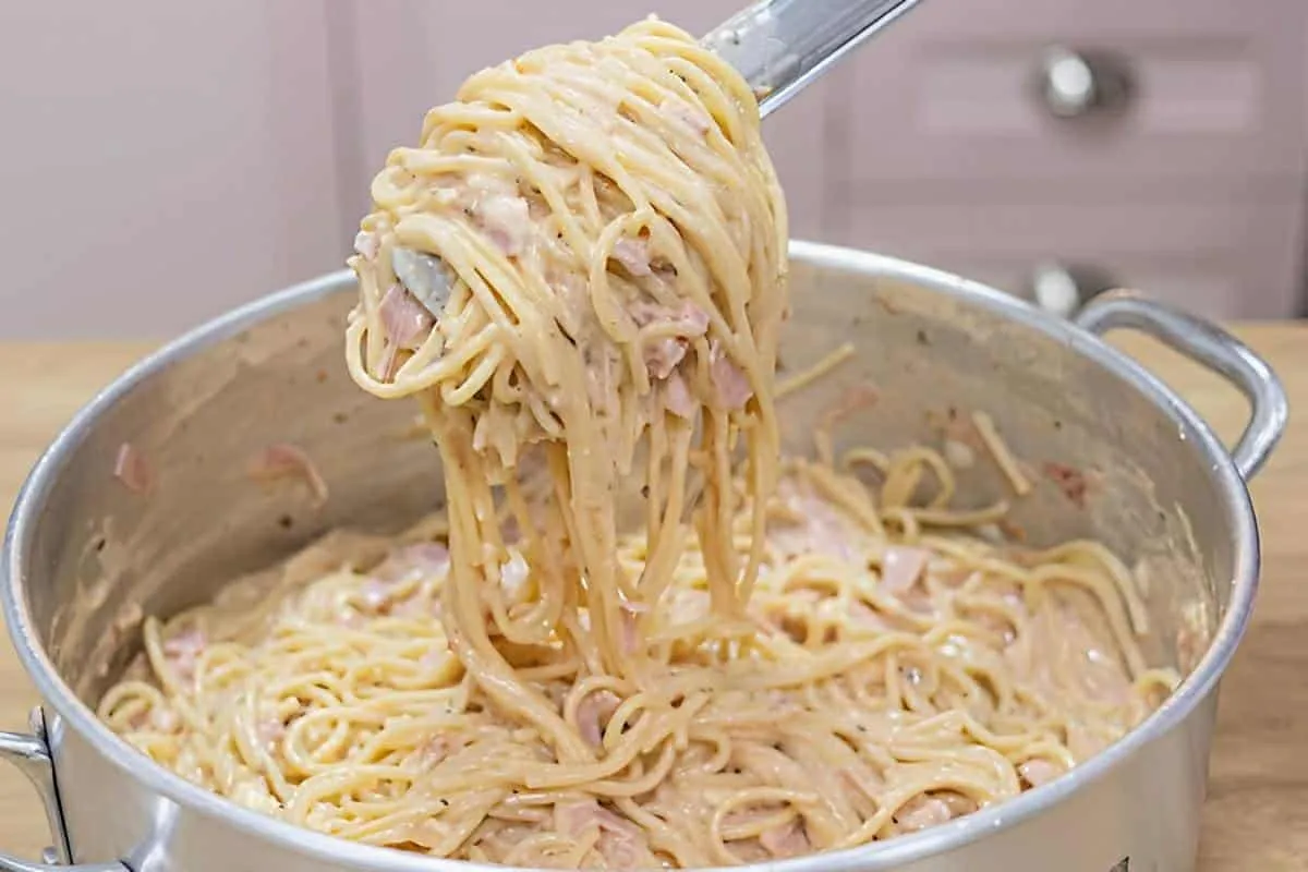 Faça um molho delicioso e misture nesse macarrão com creme d