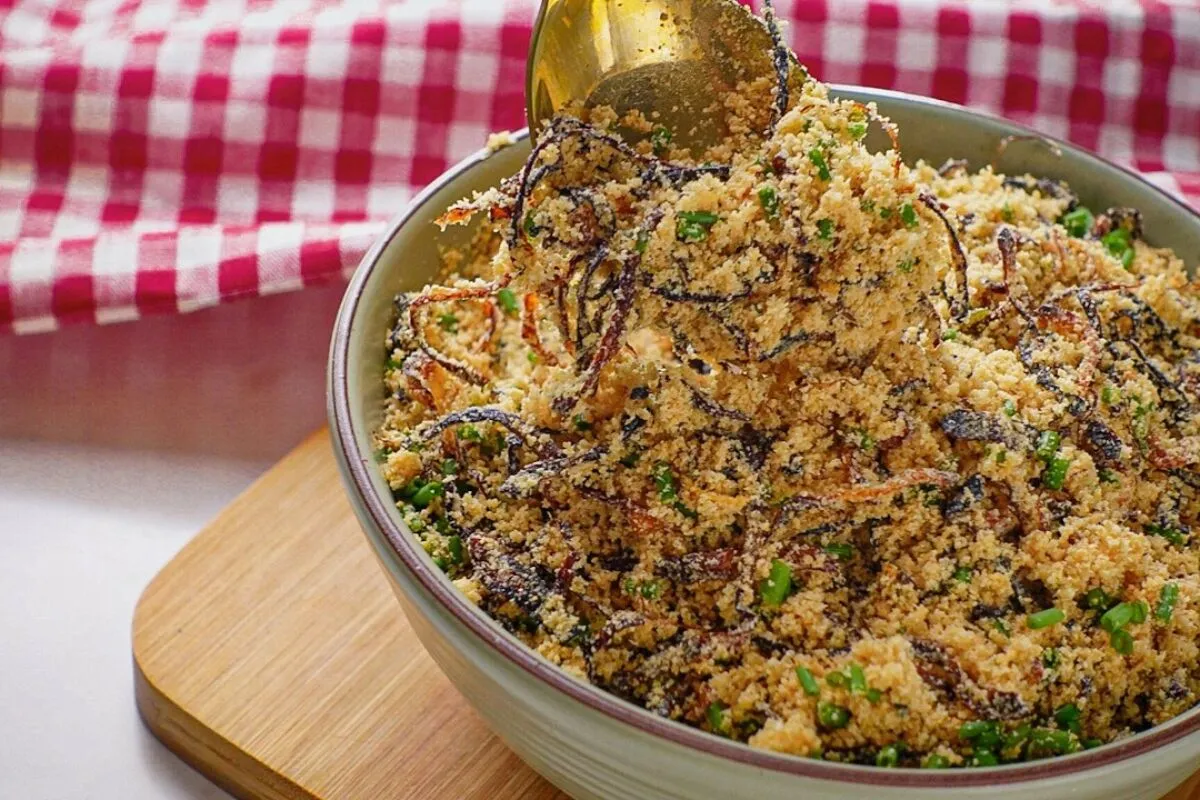 Farofa de cebola crocante feita com ingredientes simples, um