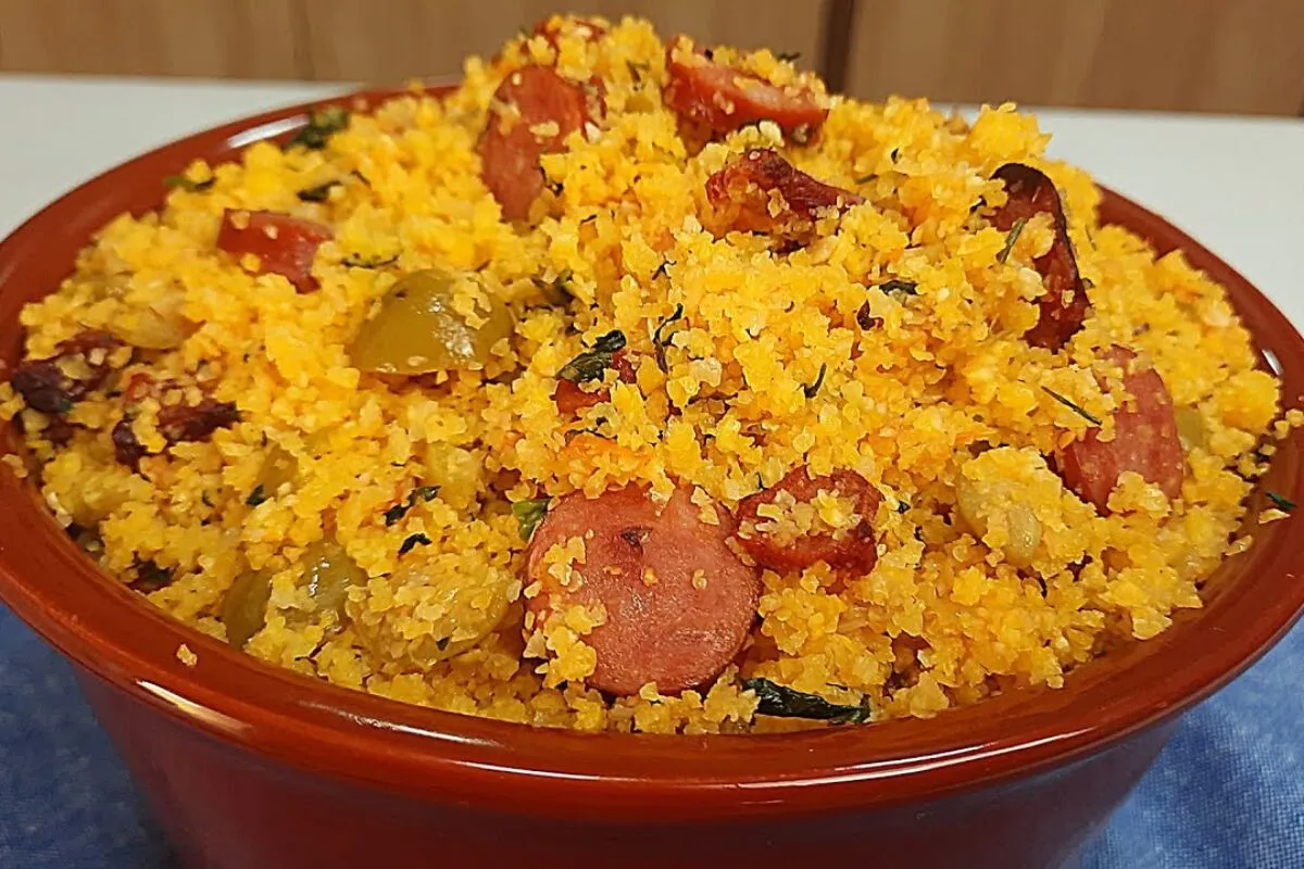 Farofa de cuscuz super úmida e temperada com bacon e linguiç