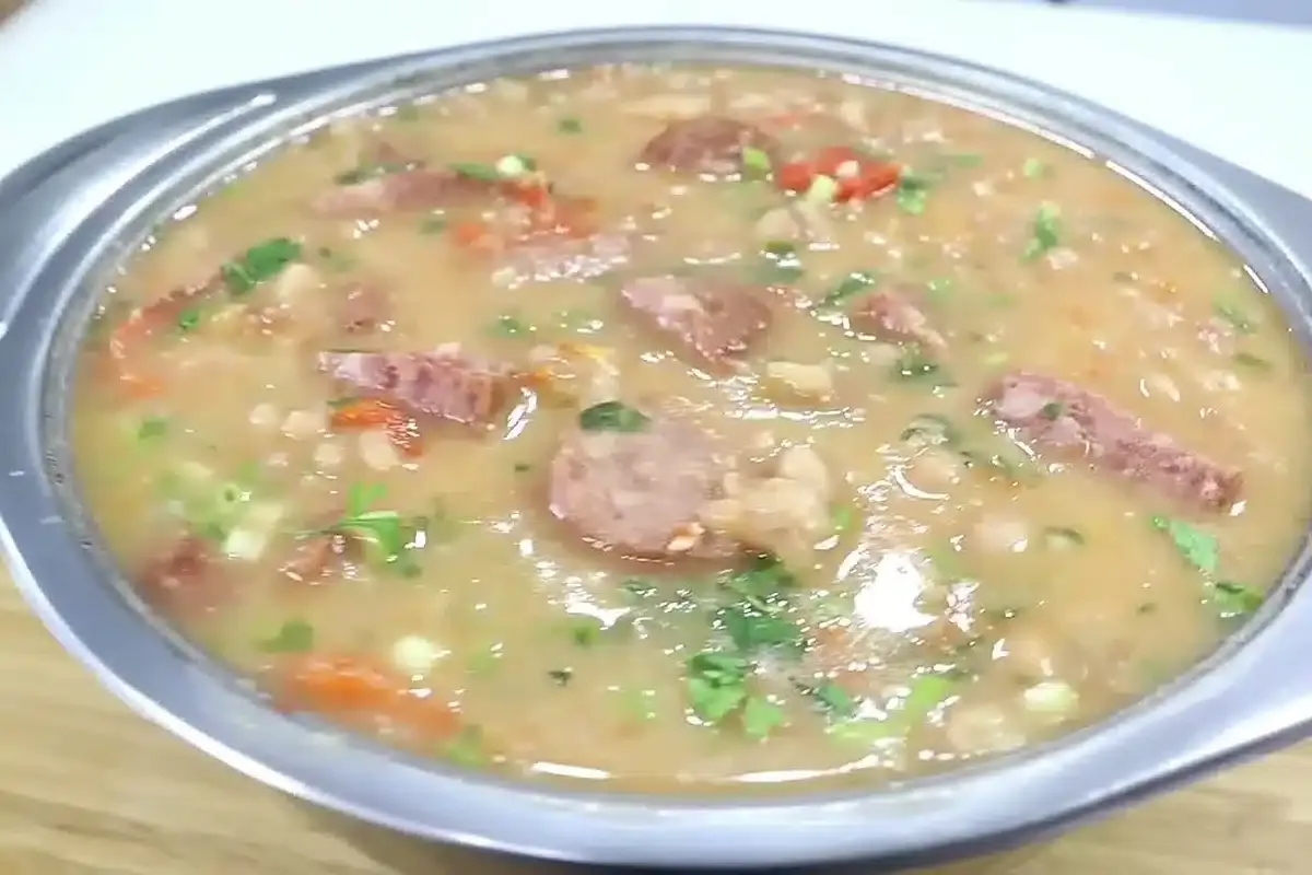 Feijão à moda portuguesa suculento, rico em temperos e sabor