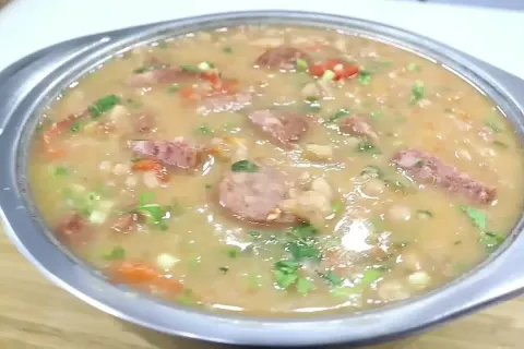 Feijão à moda portuguesa suculento, rico em temperos e sabor