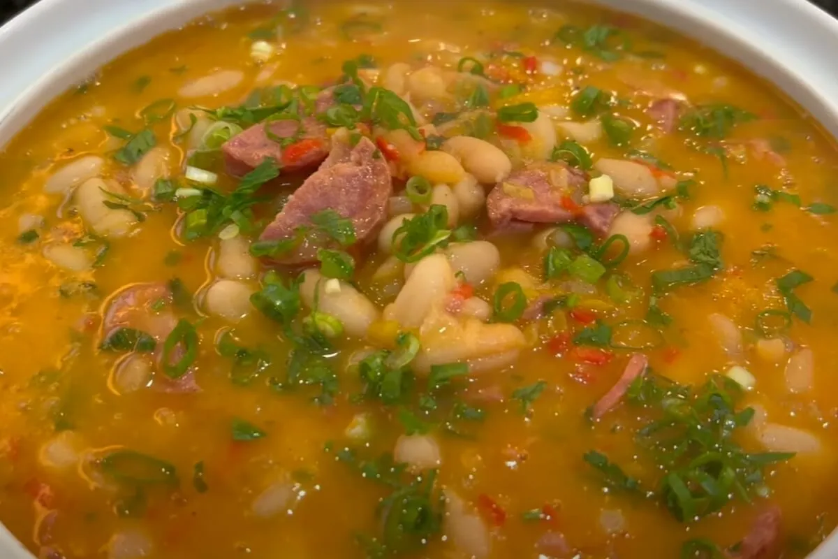 Feijão branco com linguiça bem cremoso e fácil de preparar