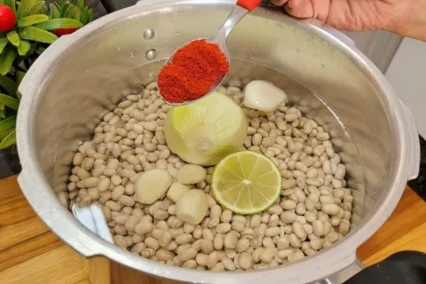 Feijão com caldo grosso e encorpado, receita caseira de dar 