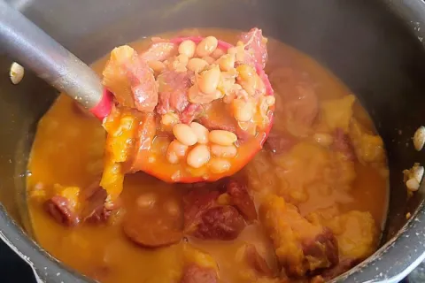 Feijão com carne seca suculento e simples de fazer para o se