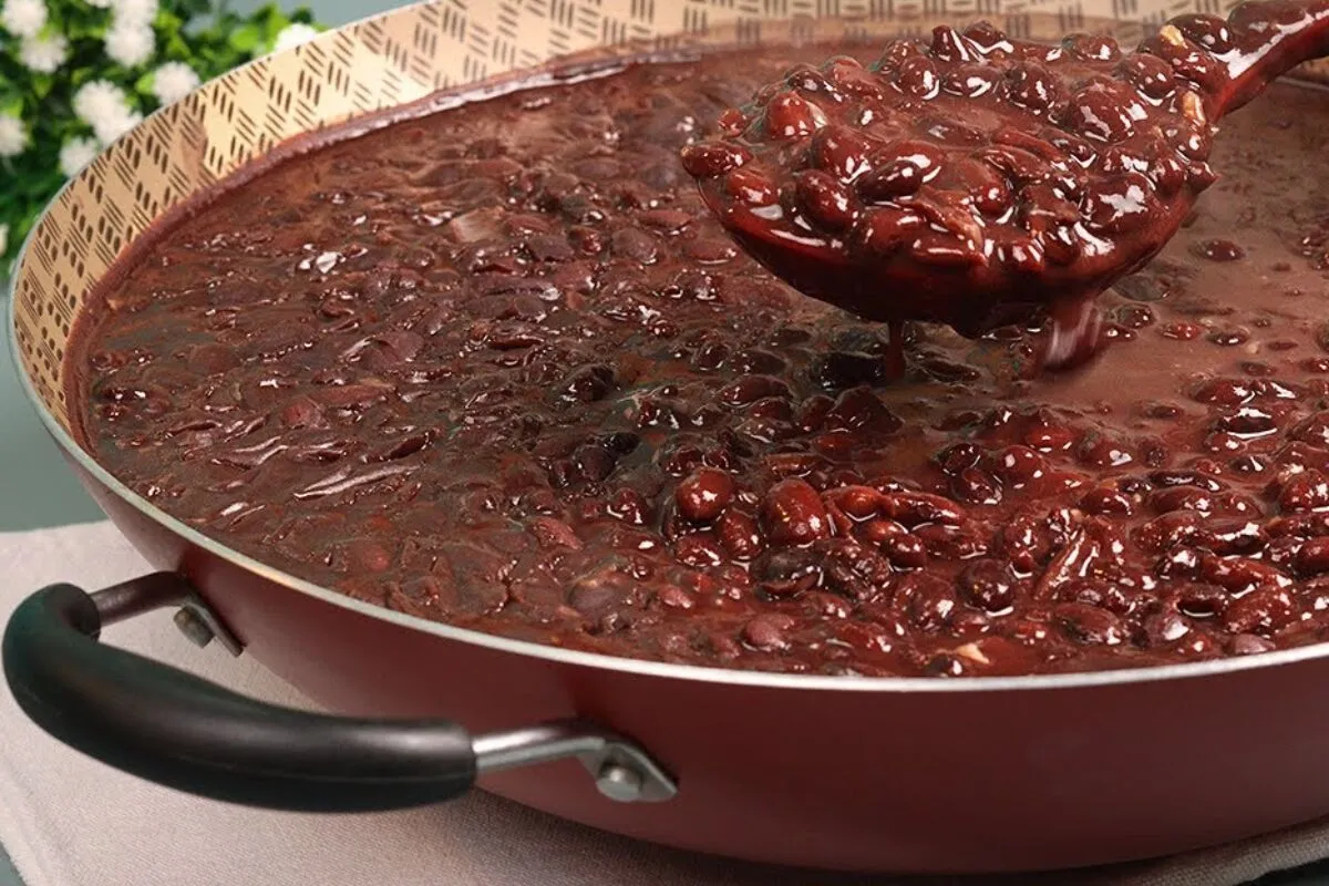 Feijão preto com caldo grosso e encorpado, feito com o segre
