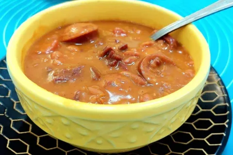 Feijão recheado com carne, linguiça e bacon para uma refeiçã