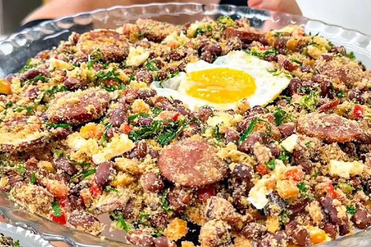 Feijão tropeiro de restaurante mineiro: completo e muito sab