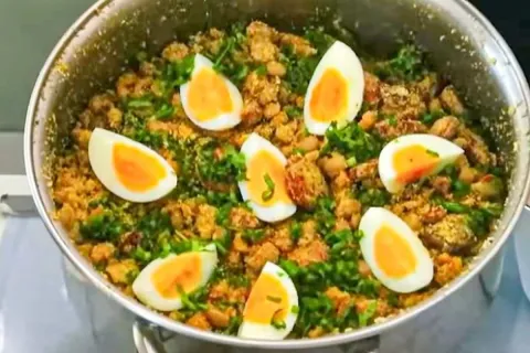 Feijão tropeiro delicioso e temperado do jeito tradicional, 