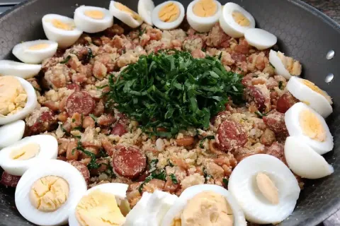 Feijão tropeiro mineiro super completo e saboroso, um prato 