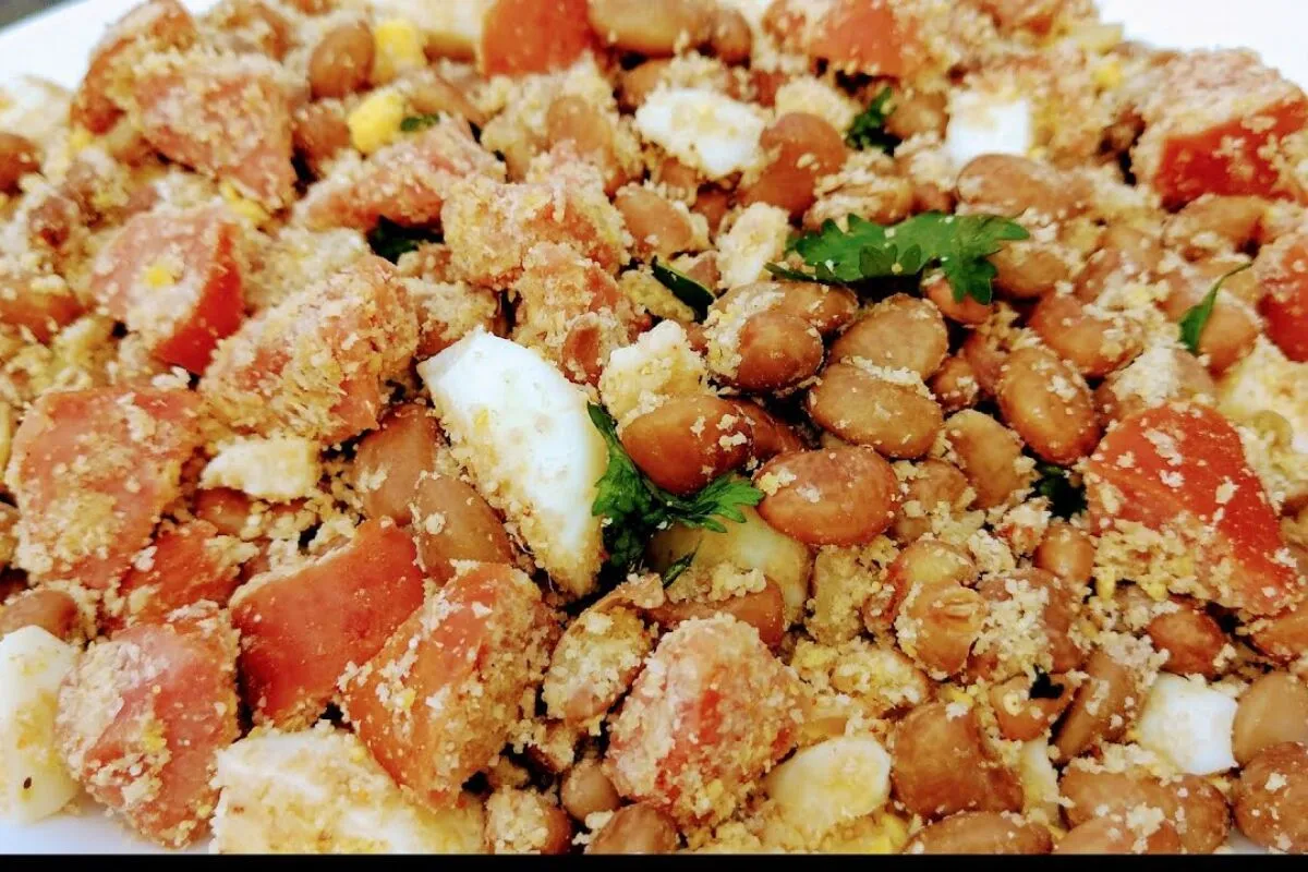 Feijão tropeiro nordestino bem temperado com ingredientes se