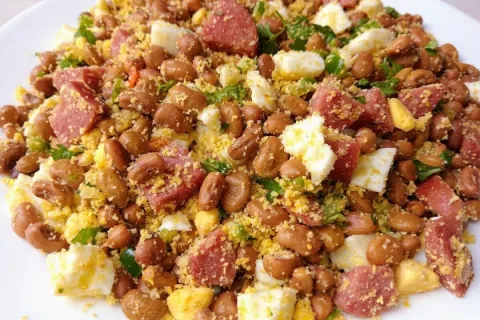 Feijão tropeiro rápido e fácil: uma solução completa e sabor