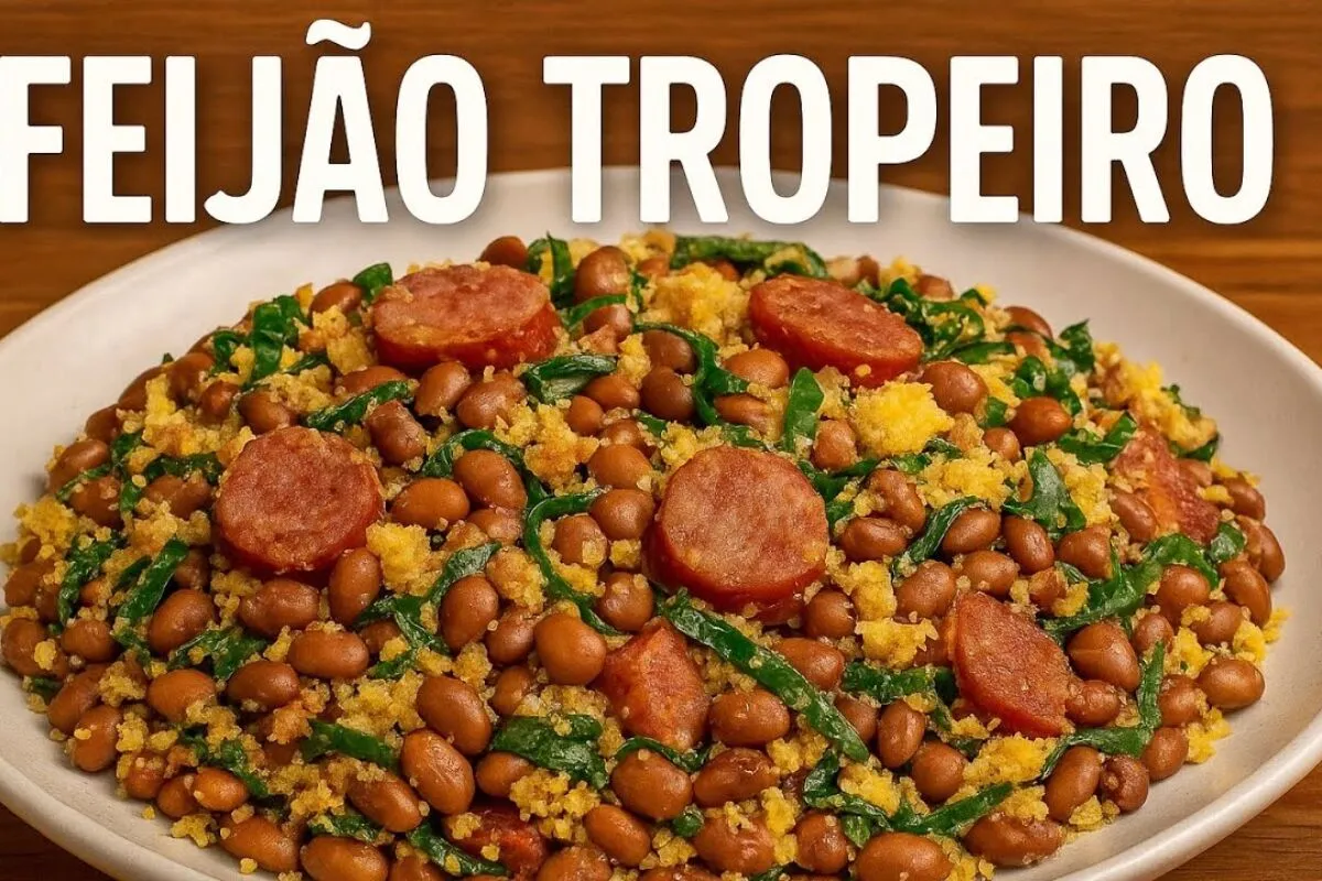 Feijão tropeiro tradicional com torresmo crocante e tempero