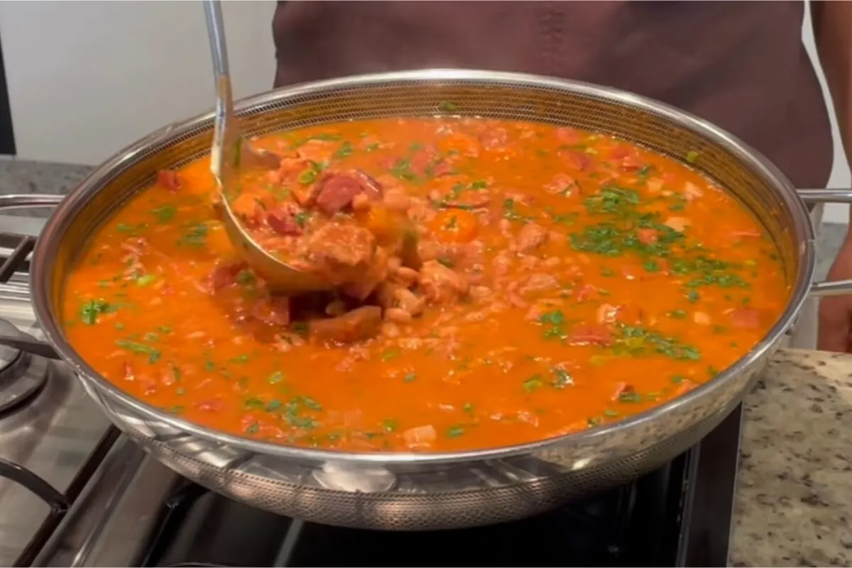 Feijoada colombiana: prato tradicional e saboroso para o alm