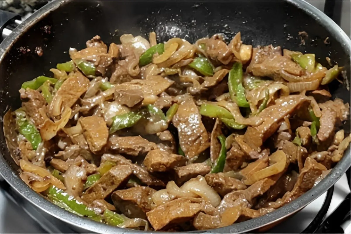 Fígado acebolado macio e saboroso com um truque muito simple