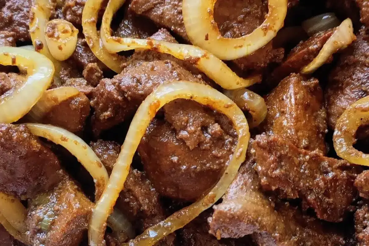 Fígado acebolado super macio e com um tempero especial, para