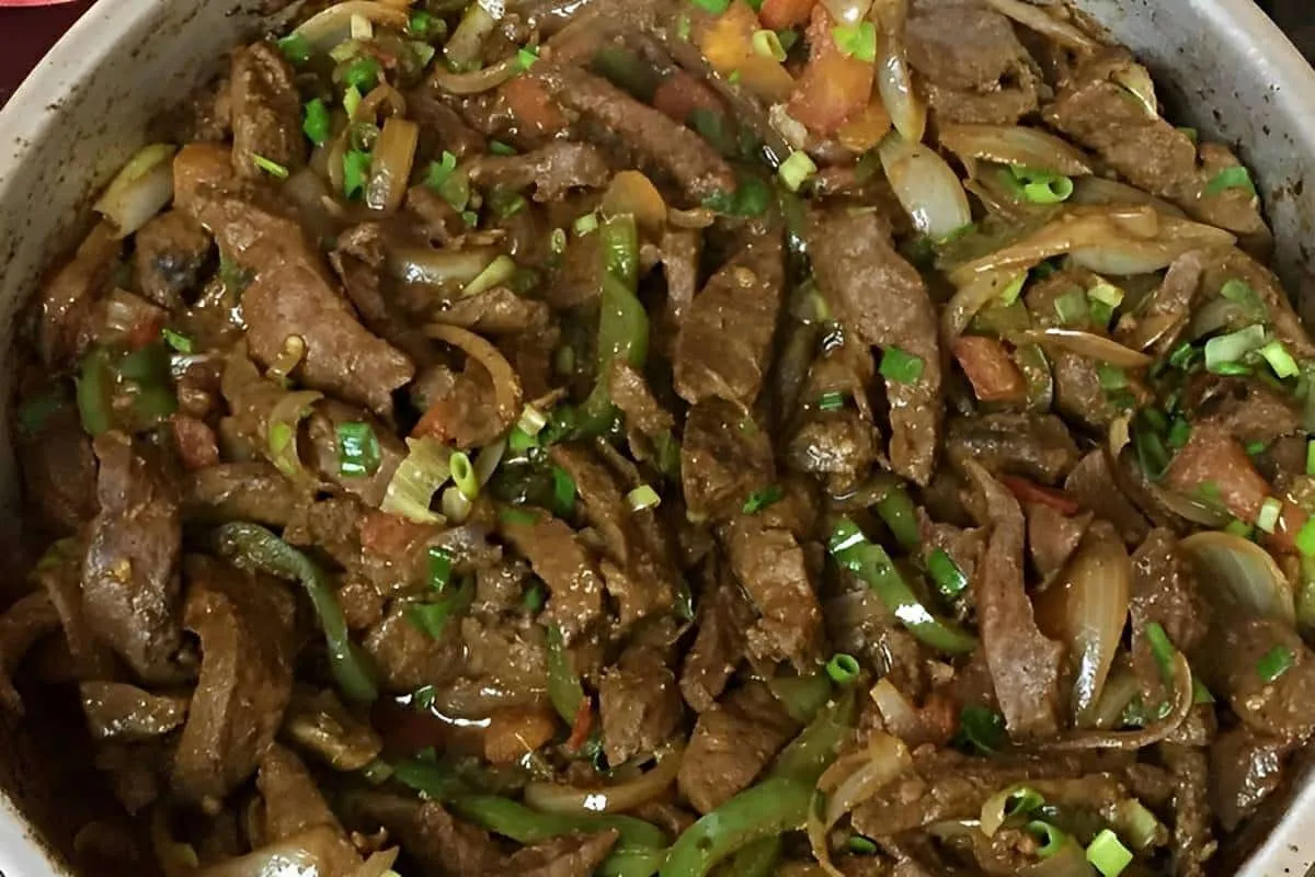 Fígado bovino macio e suculento uma carne barata macia e mui