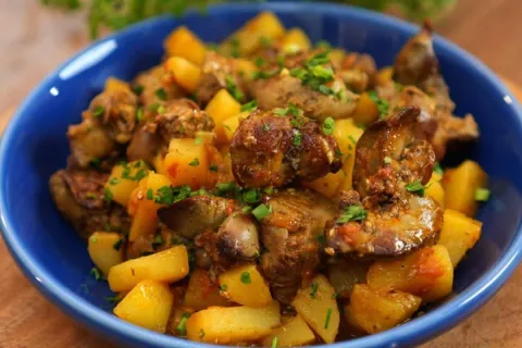 Fígado de galinha com batata: receita caseira com sabor de c