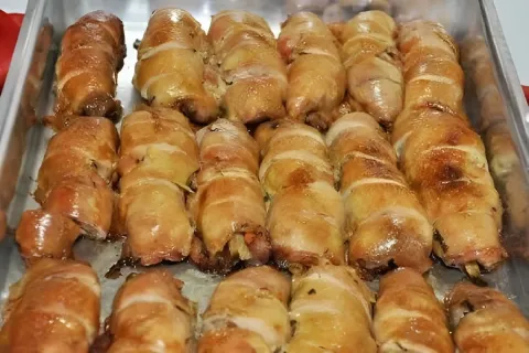 Filé de frango à rolê com recheio de bacon pimentão e cenour