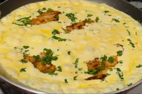 Filé de frango ao molho de legumes com cenoura e abobrinha, 