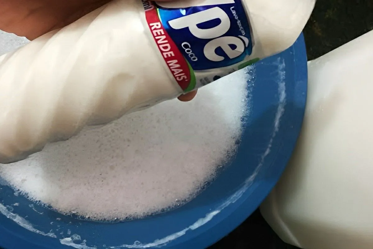 Fiz 6 litros de detergente caseiro de coco com ingredientes