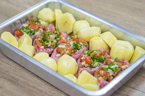 Fiz um almoço de domingo de linguiça recheada com vinagrete 