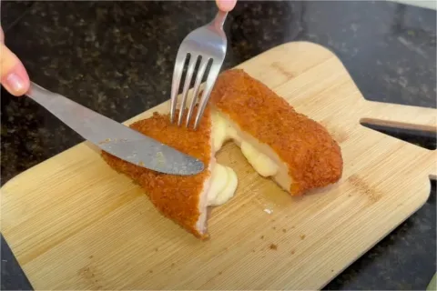 Frango à milanesa recheado sequinho: crocante e suculento qu
