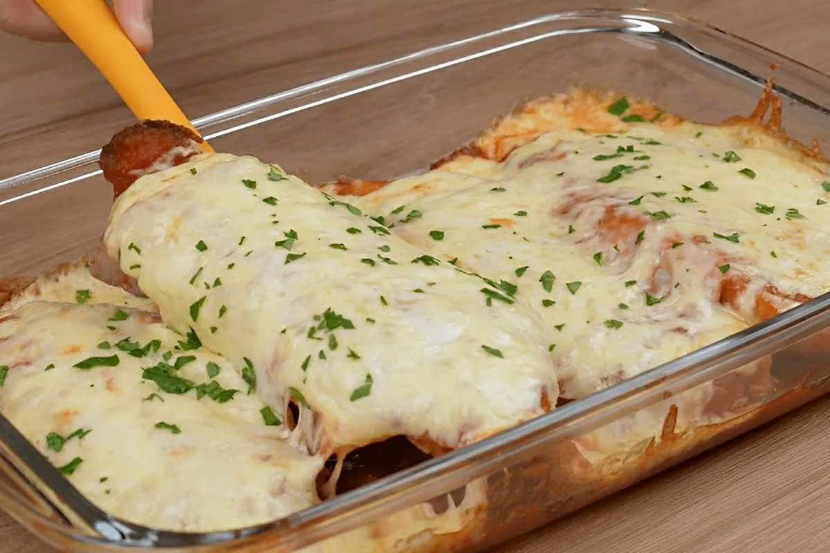 Frango à parmegiana com queijo e presunto delicioso e perfei