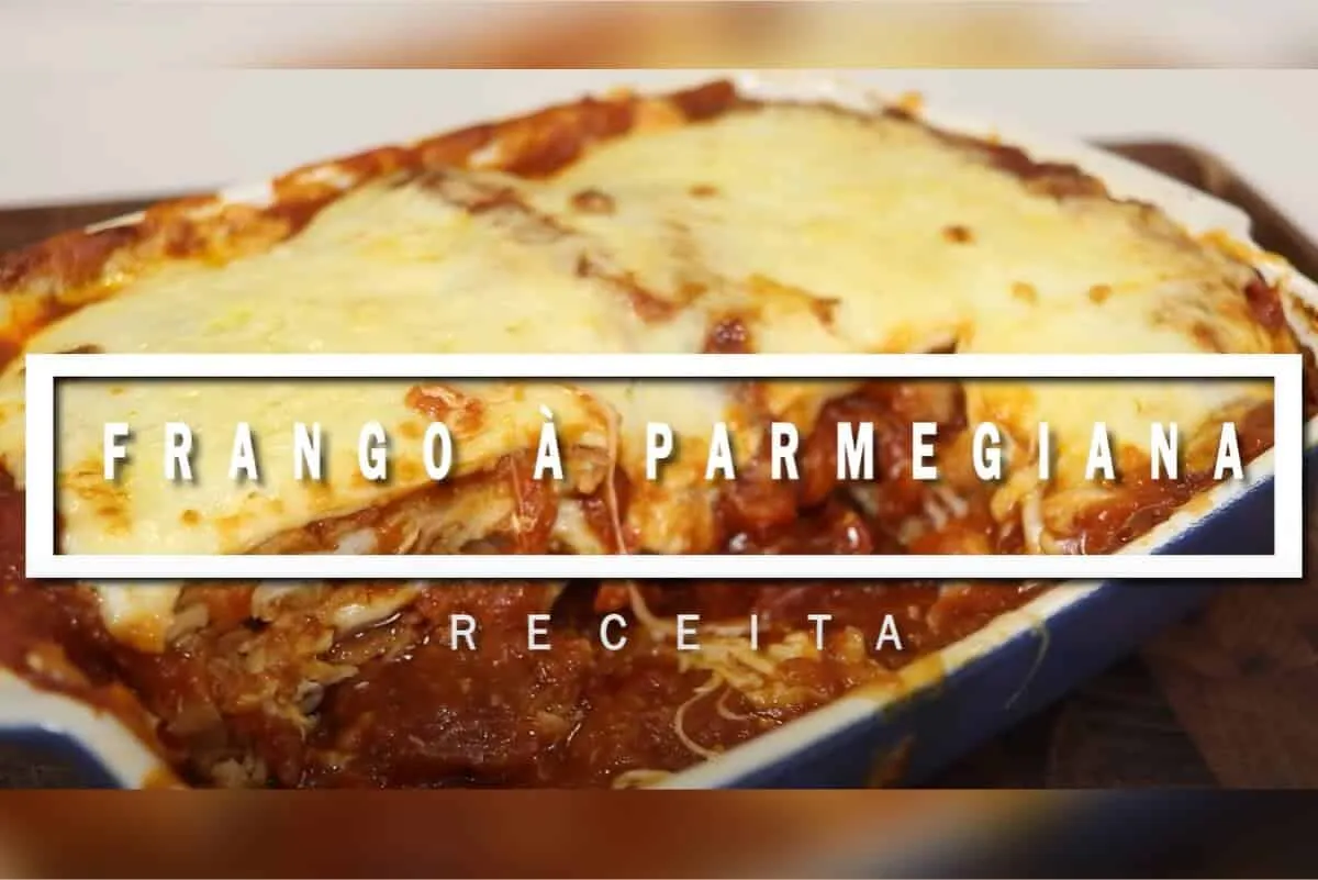 Frango à parmegiana de forno com queijo gratinado e um molho