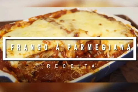 Frango à parmegiana de forno com queijo gratinado e um molho