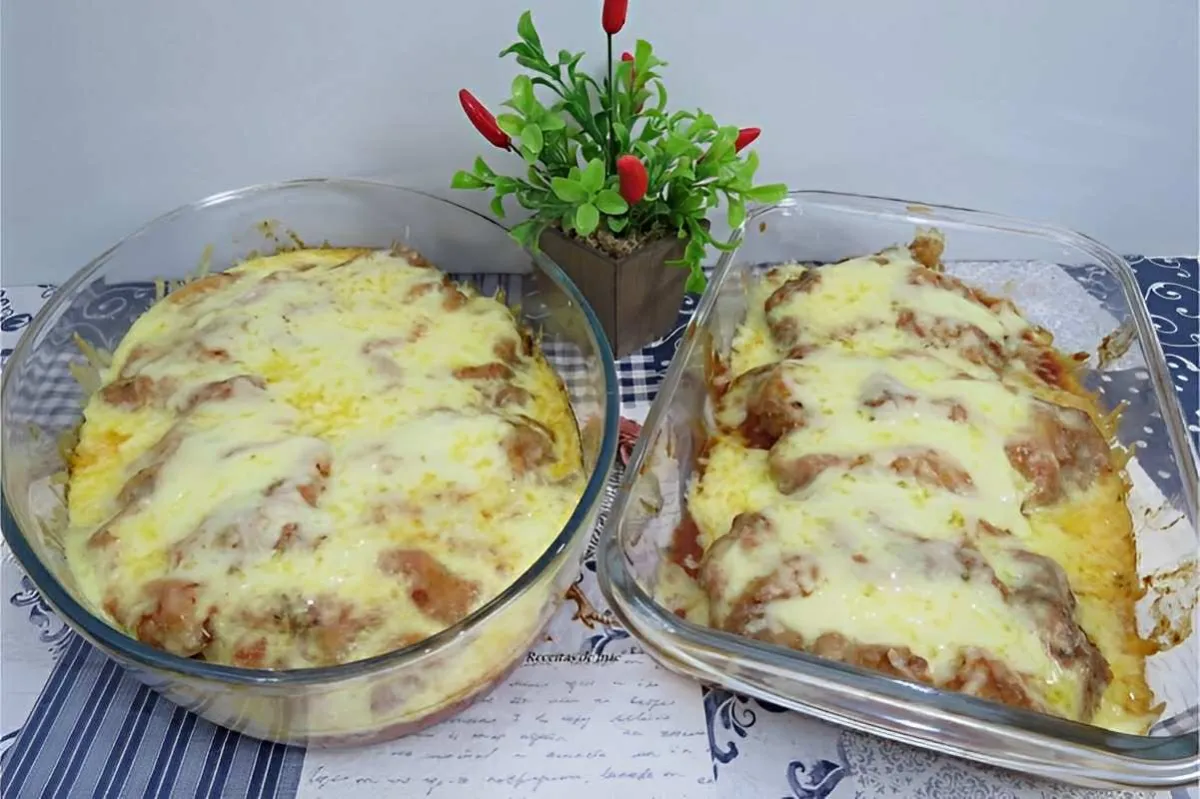 Frango à parmegiana delicioso e perfeito para o almoço em fa