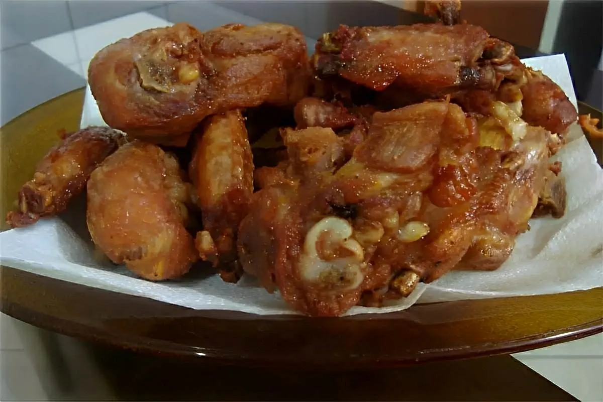 Frango a passarinho na panela de pressão pra fazer em casa s