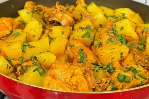 Frango ao molho com batatas suculento e muito gostoso para o