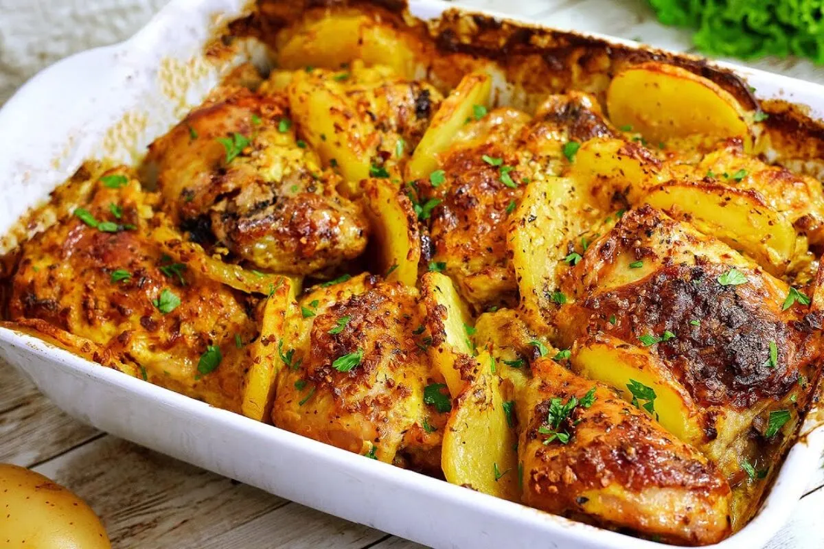 Frango ao molho de bacon e batatas delicioso para você varia