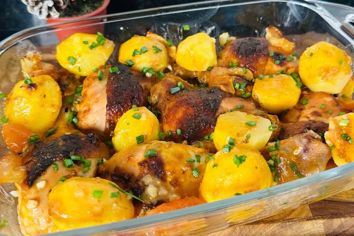 Frango assado com batata bem suculento e douradinho, para um