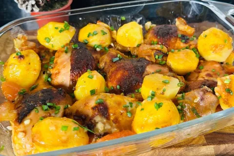 Frango assado com batata bem suculento e douradinho, para um