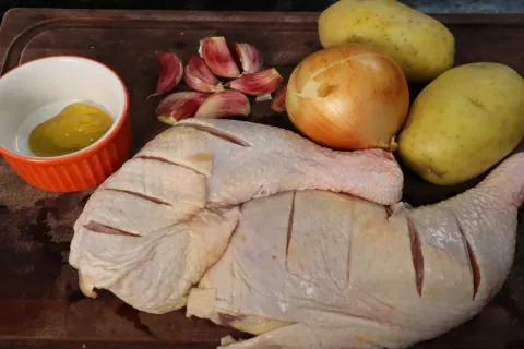 Frango assado com batata bem temperado, coxa e sobrecoxa dou