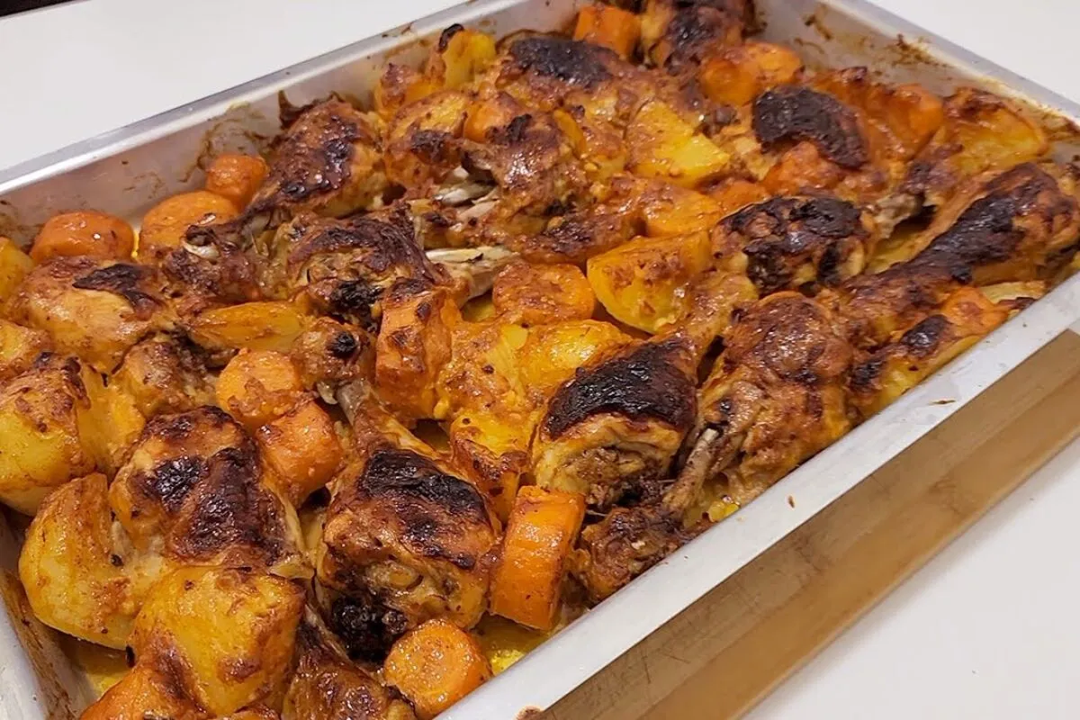 Frango assado com batata fácil para o almoço de domingo com