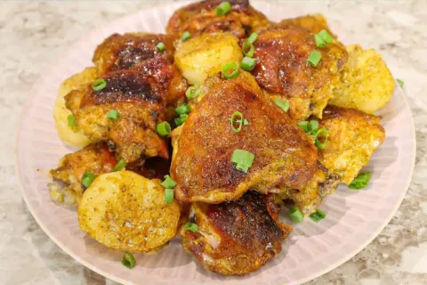 Frango assado com batata muito suculento para você servir no