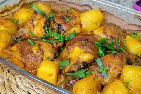 Frango assado com batata super suculento e douradinho, com a