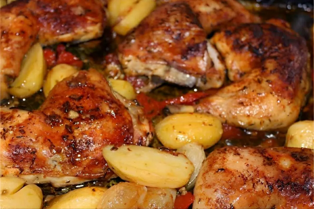 Frango assado com batatas bem temperadinho e douradinho perf