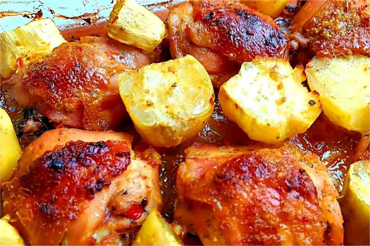 Frango assado com batatas com um segredo especial para tempe