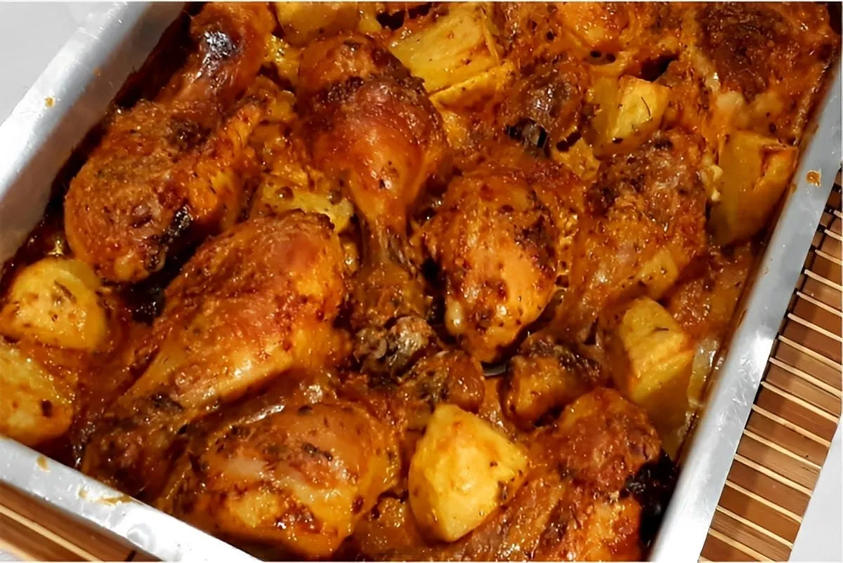 Frango assado com batatas (coxas e sobrecoxas) com tempero d