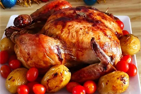 Frango assado com batatas o prato perfeito para uma ceia de 
