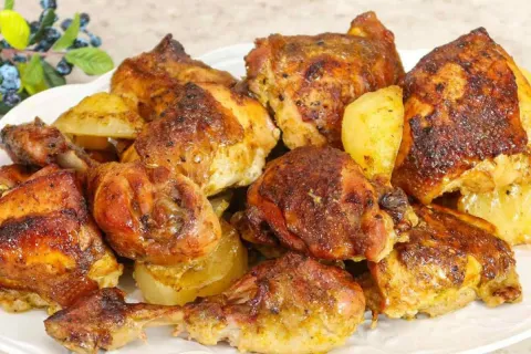 Frango assado com batatas uma opção para domingo de dia das 