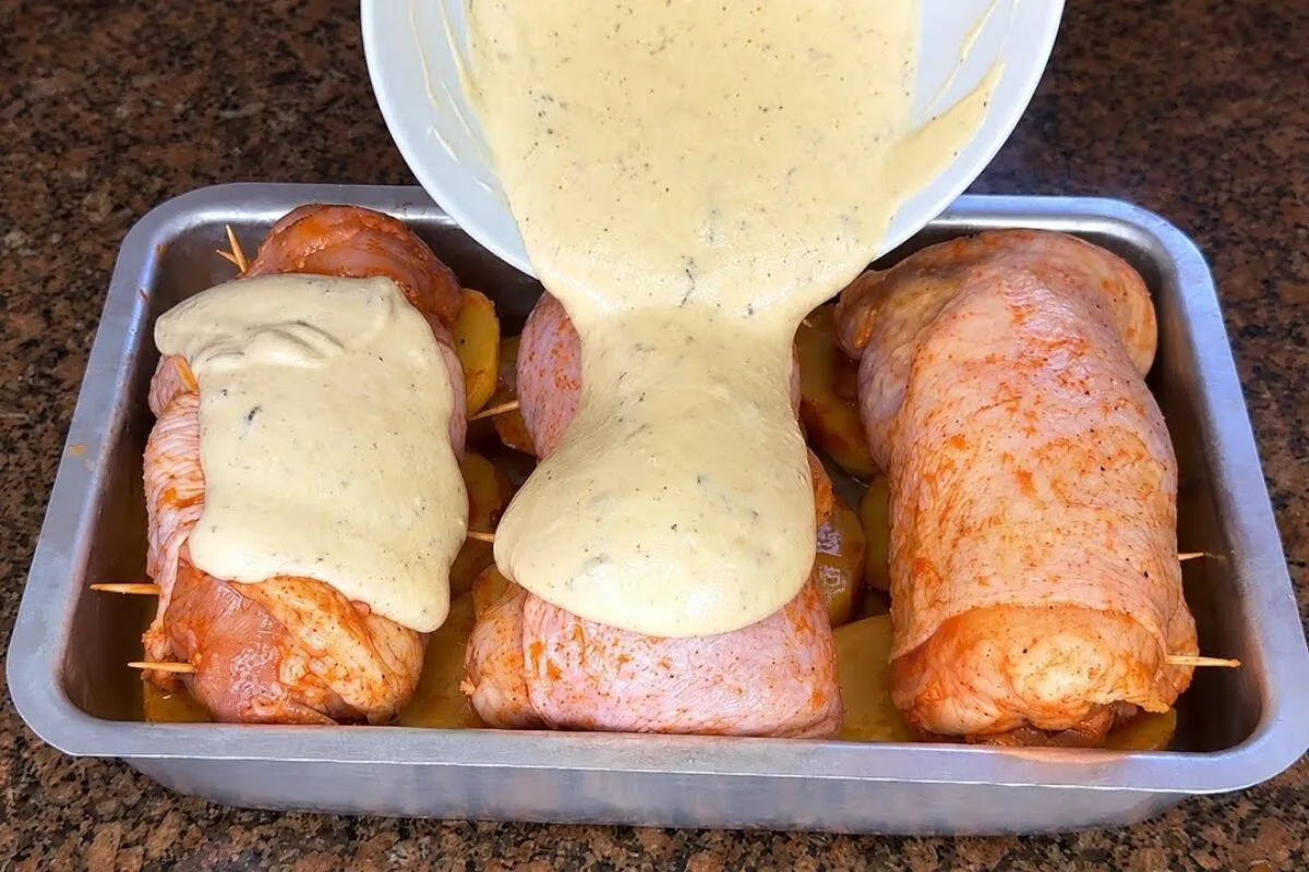 Frango assado com sobrecoxa recheada e batatas suculentas, u