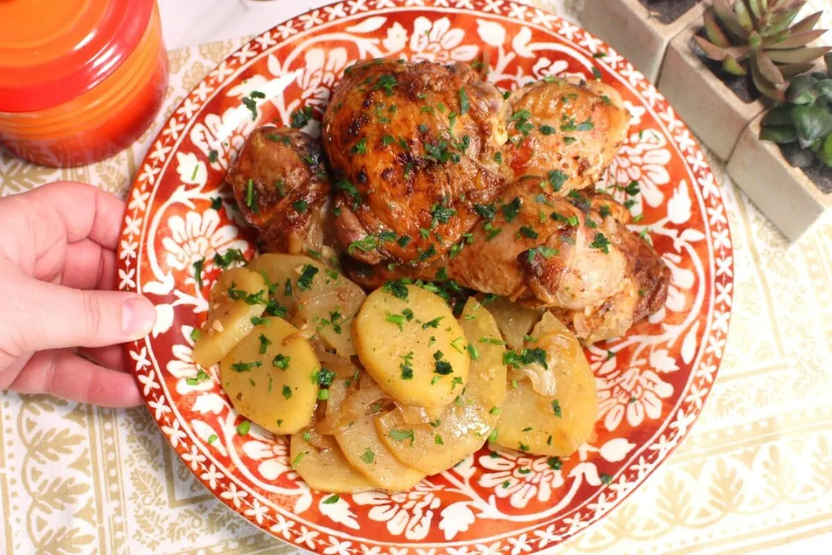 Frango assado, com uma marinada perfeita para deixar a carne