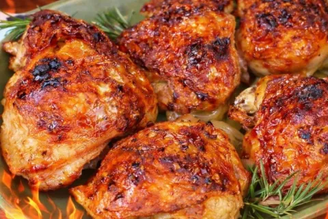 Frango assado crocante feito com sobrecoxa no forno, bem dou